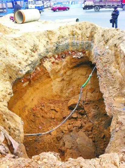 郑州一工地塌方一工人被埋身亡 或因土质疏松