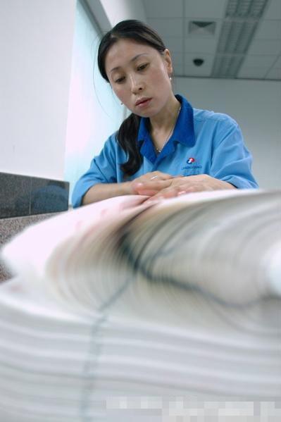 实拍人民币印制过程 造币厂工人坦然从容