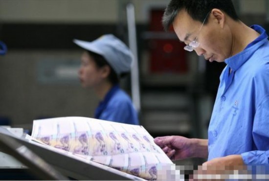 实拍人民币印制过程 造币厂工人坦然从容 (2)