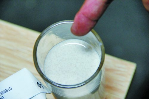 加点醋可检验奶茶是否含奶 专家称基本可行