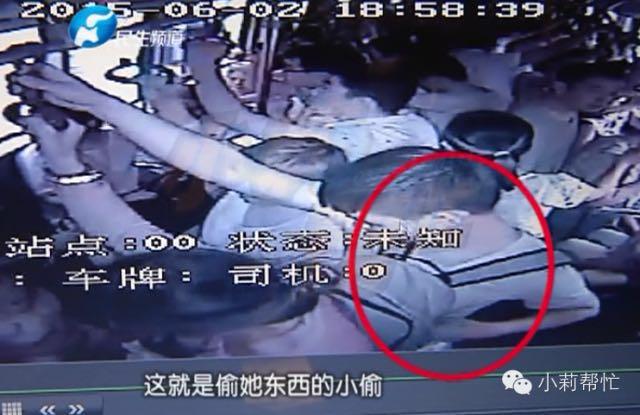 男子公交车上盗窃30秒得手 被发现后跳窗逃走